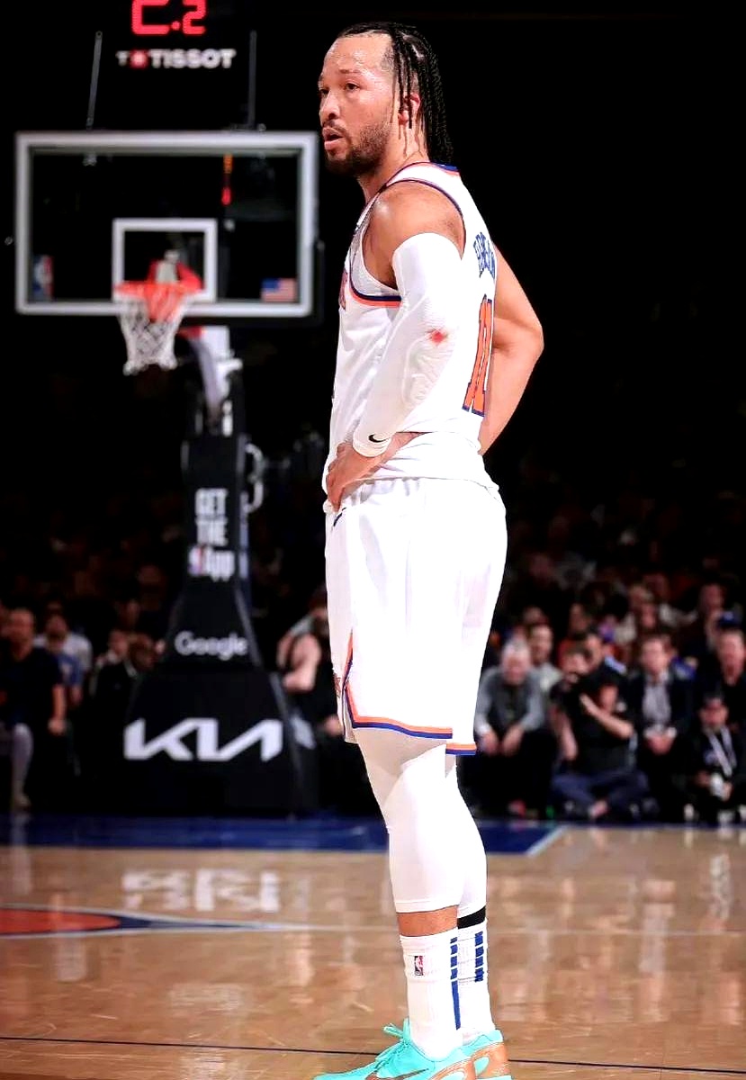 包含尼克斯球员接受手术，赛季前景蒙上阴影的词条