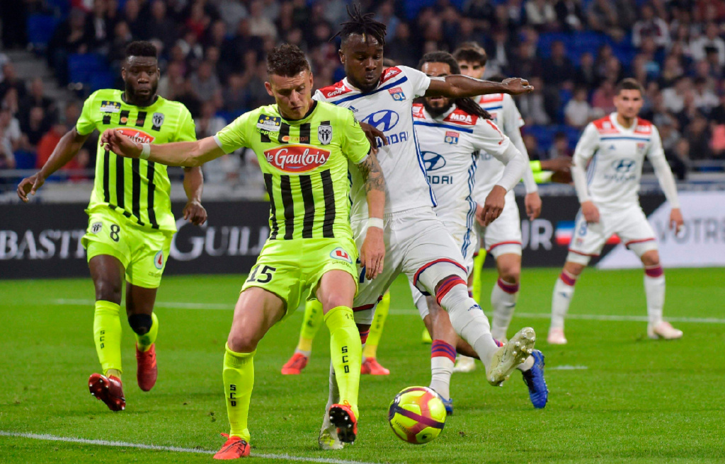 里昂不敌对手,客场落败士气低迷 里昂不敌对手,客场落败士气低迷