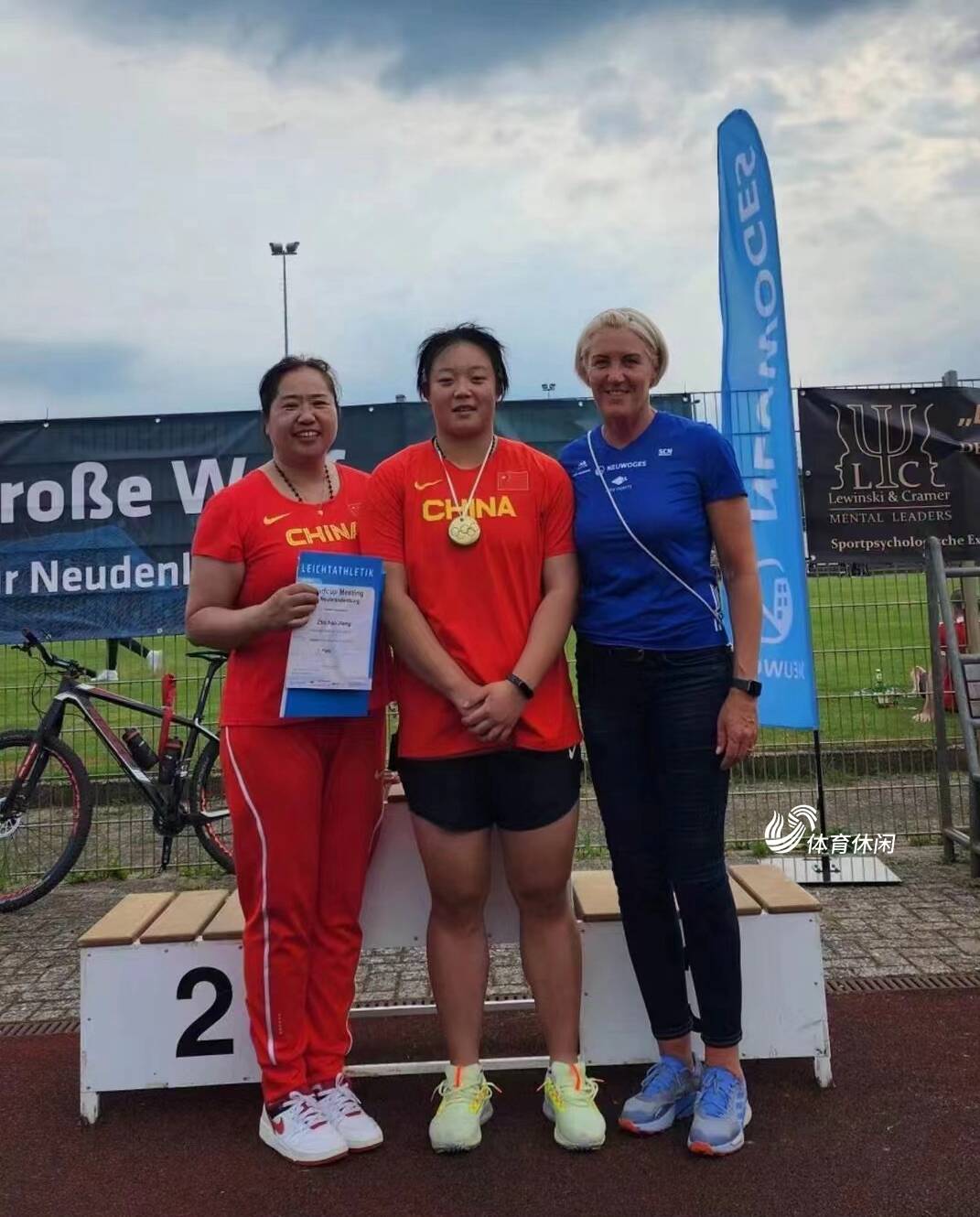 九游APP-铁饼比赛场上铁饼飞了起来风云突变