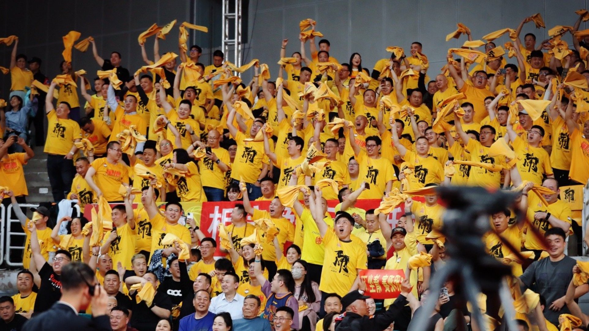 九游娱乐网页-比赛激烈引发球迷热情，胜负难料