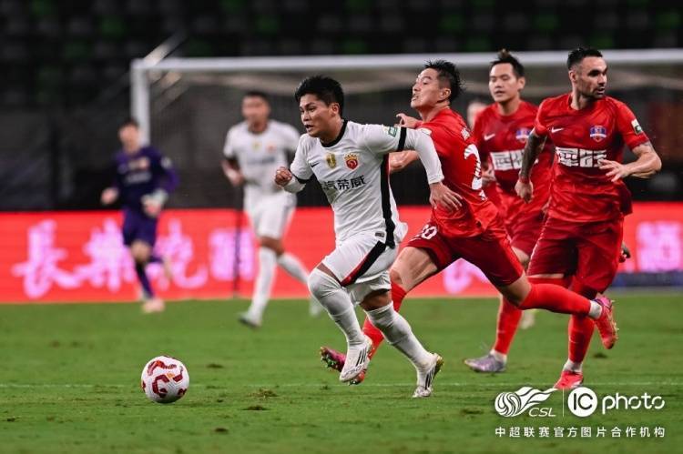 顽强备战，球队最终战胜对手抢夺冠军