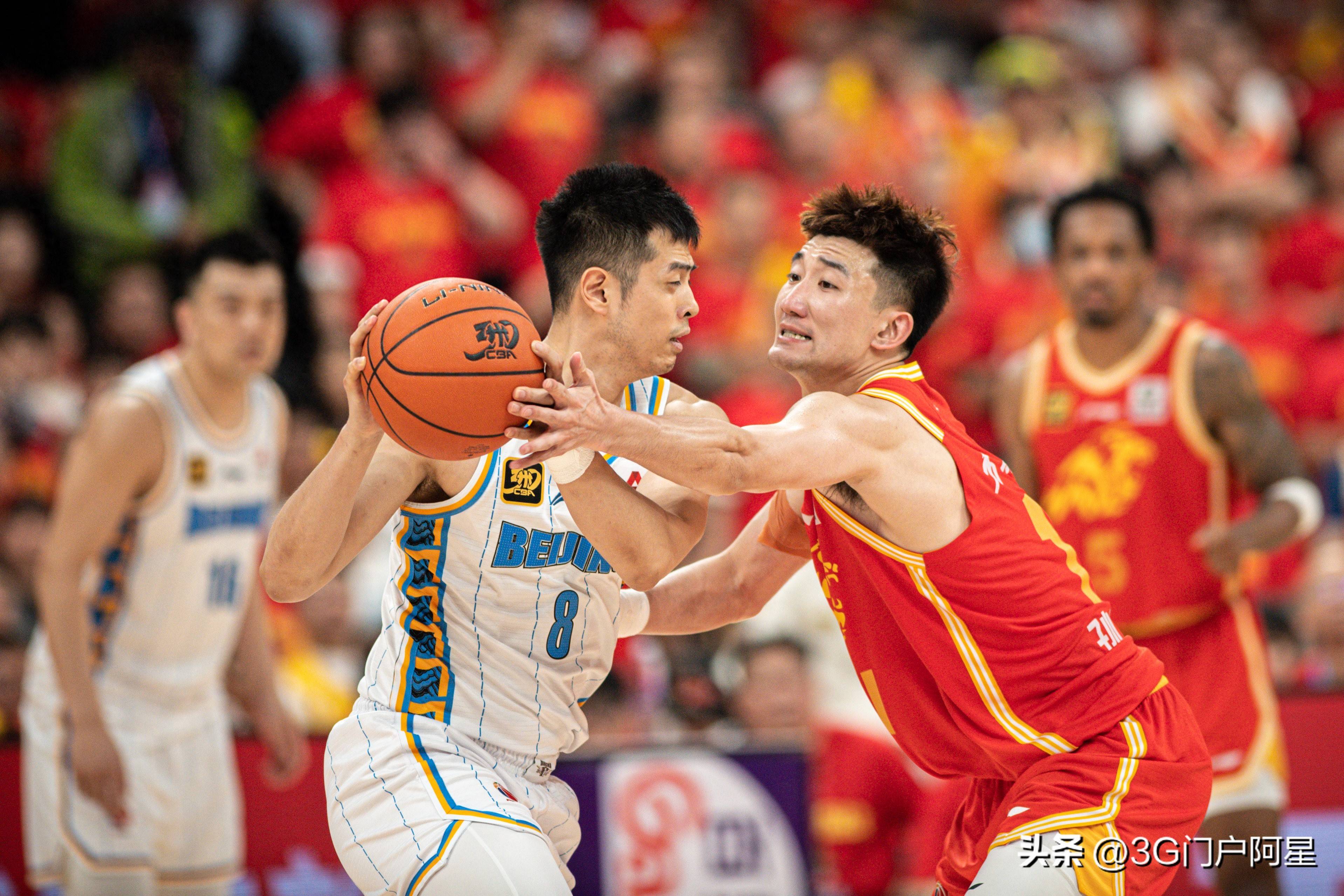 双方球队在比赛中尽展实力和技术 双方球队在比赛中尽展实力和技术