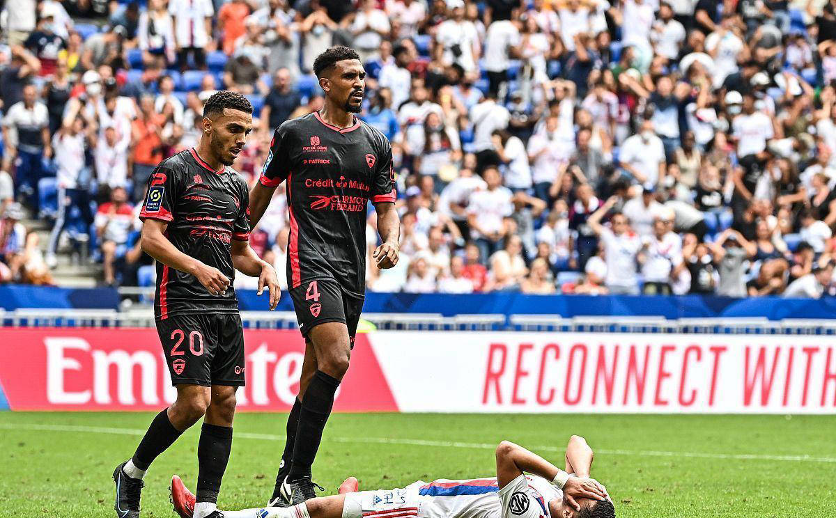 九游娱乐-亚眠球队在客场与对手争夺平局，实力均衡