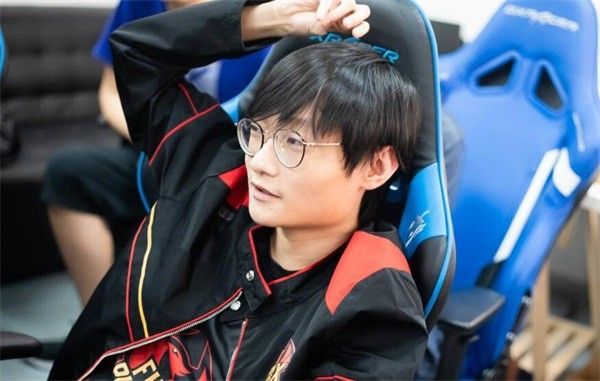 九游娱乐入口-包含SHR横扫PSG，Tarzan线上压制力十足焦点之战四强赛，技惊四座的词条