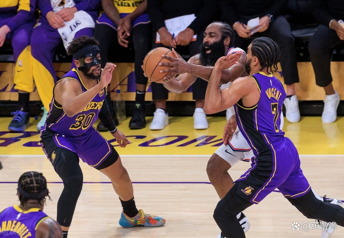快船球队凭借强大后卫组合击败湖人 快船球队凭借强大后卫组合击败湖人