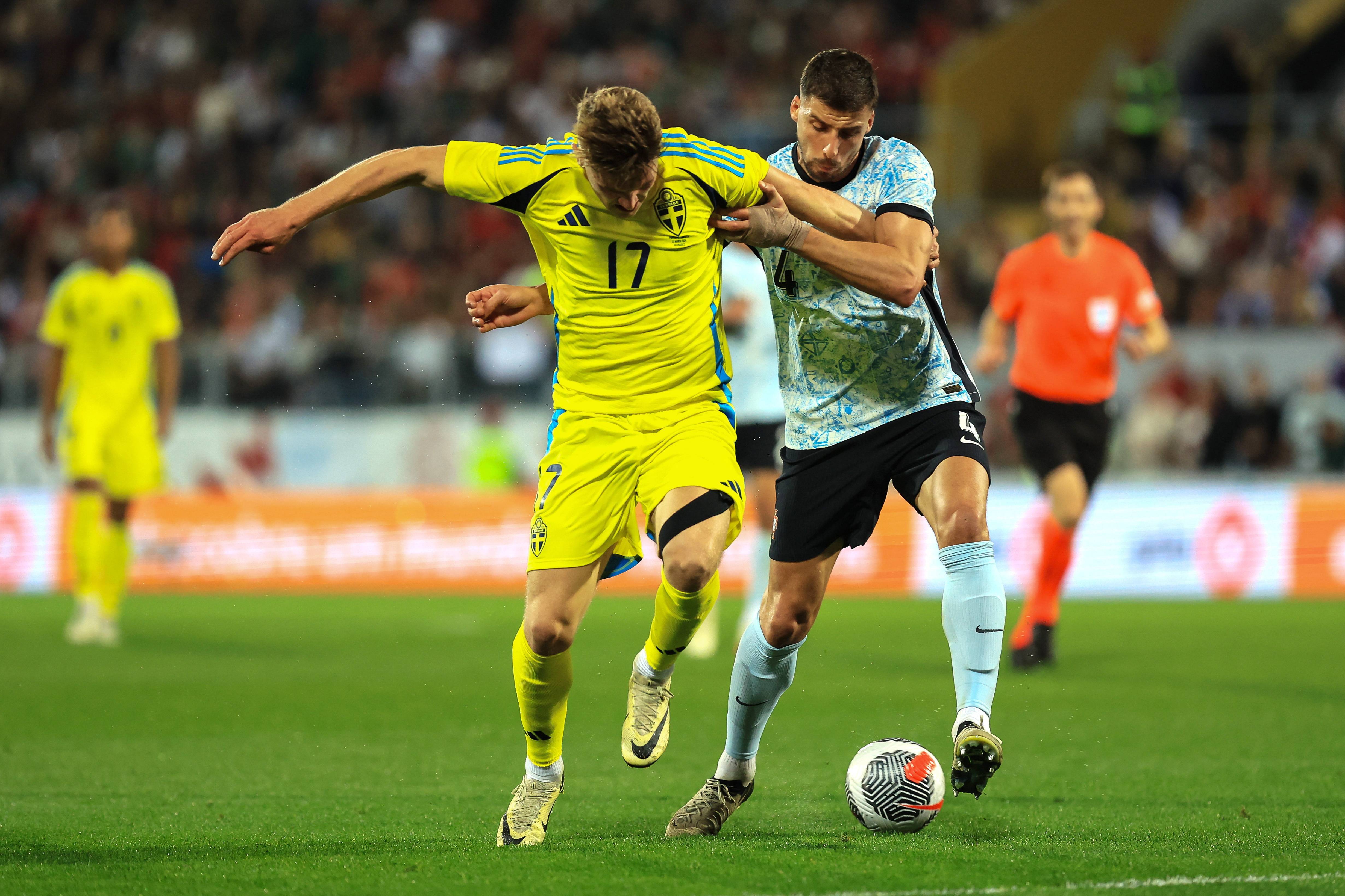 足球比赛展现实力,球队团结拼搏 足球比赛展现实力,球队团结拼搏