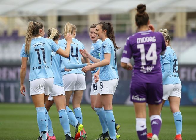 意大利女足比赛中势不可挡,赢得观众掌声 意大利女足比赛中势不可挡,赢得观众掌声