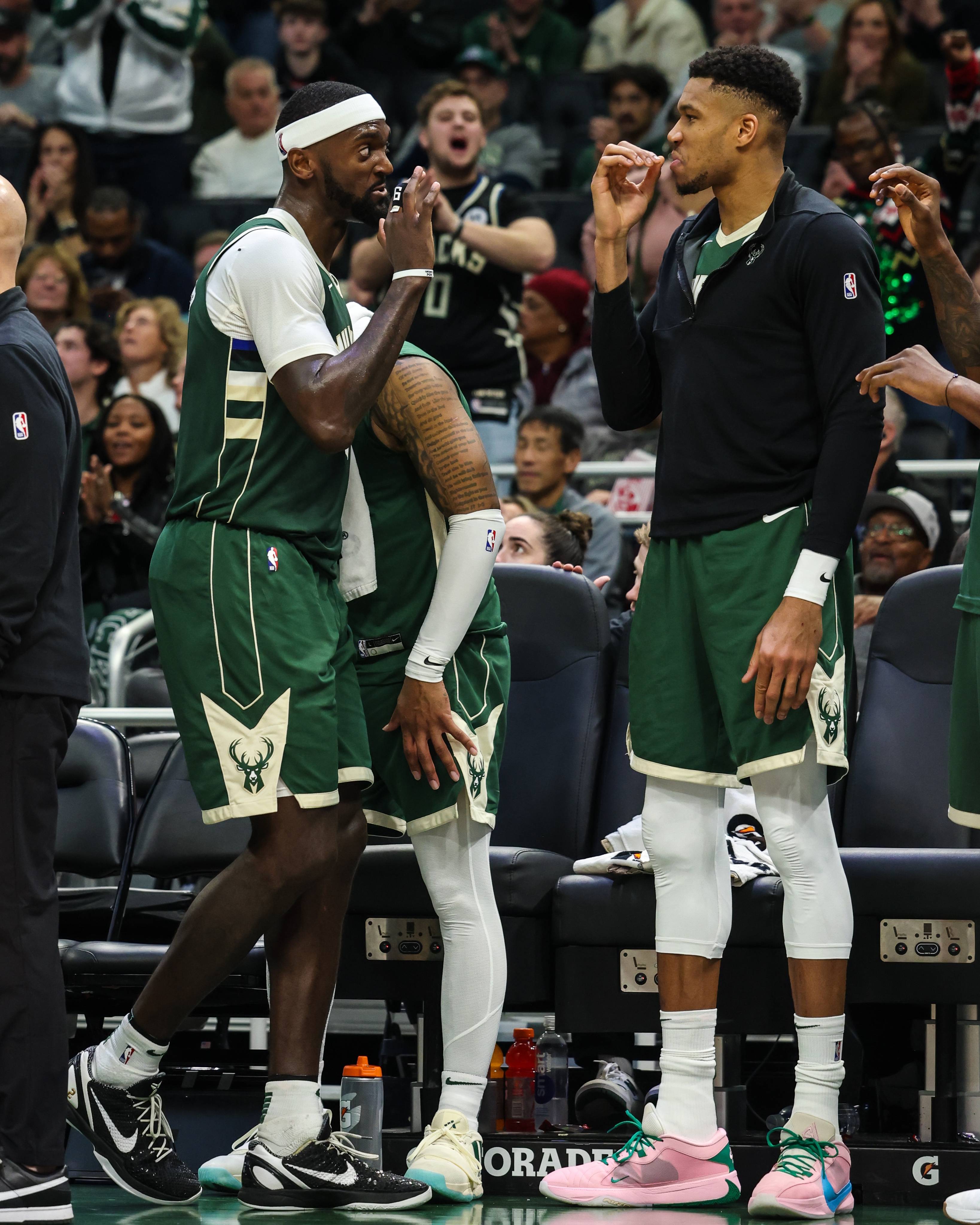 雄鹿大胜开拓者结束两连败 雄鹿大胜开拓者结束两连败