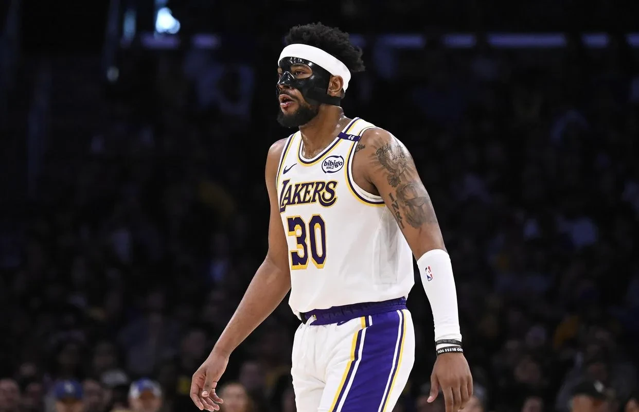 总决赛首场比赛:湖人战胜雄鹿 总决赛首场比赛:湖人战胜雄鹿