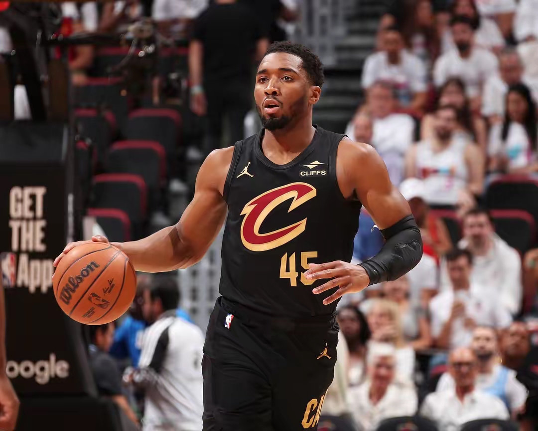 九游娱乐网站-关于米切尔变身表现势不可挡，爵士卫冕赛首胜马刺的信息