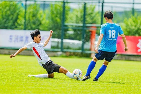 足球赛事风云再现,精彩对决引来关注 足球赛事风云再现,精彩对决引来关注