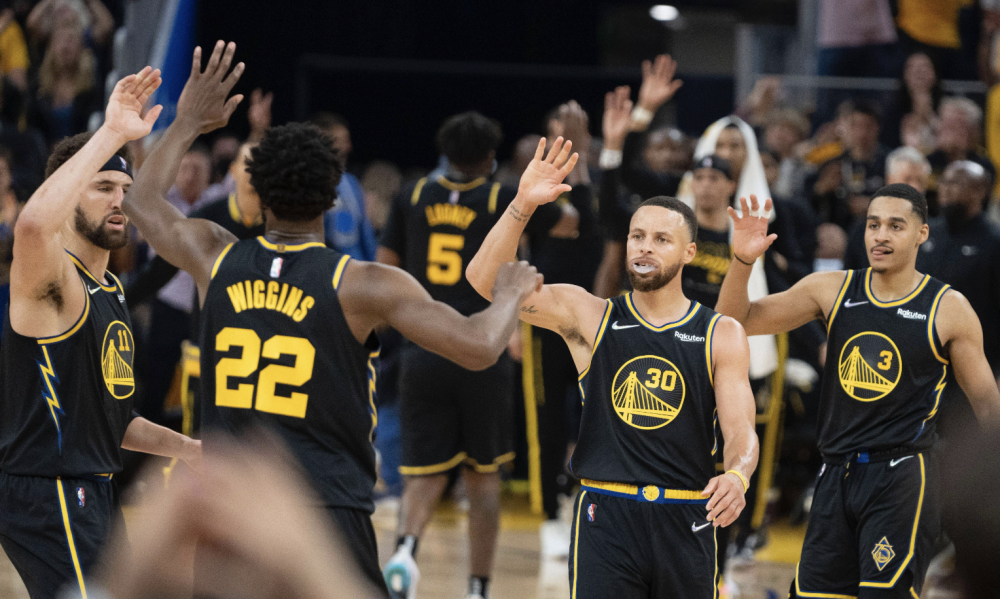 九游体育APP下载-雄鹿上演逆袭，成功登顶东部榜首