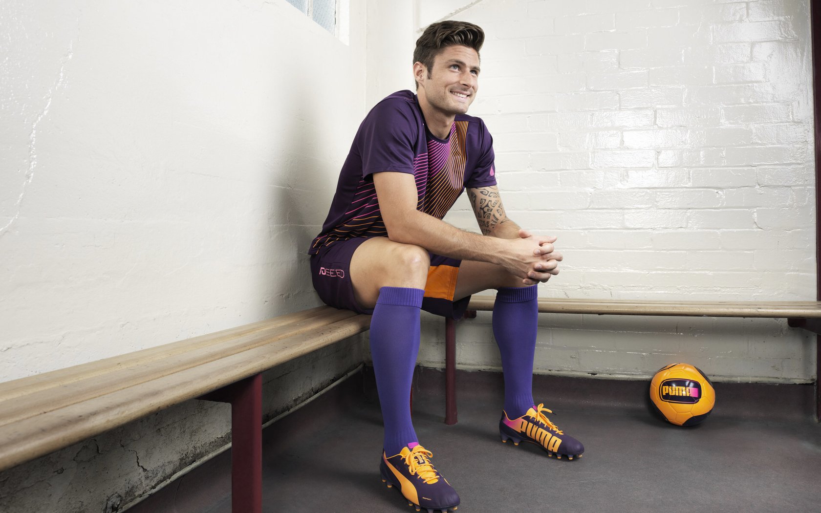 九游娱乐官方网站-我来为你创作一篇兼具戏剧性与艺术性的足球文章