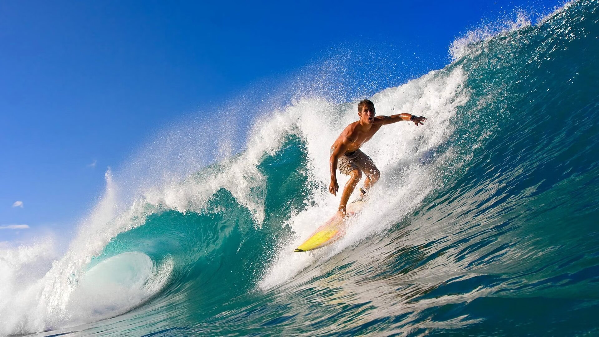 宿敌围剿中的孤星统治，当雷诺铁钳锁死梅赛德斯，佩雷兹如何用不可能的胜利重写F1剧本？