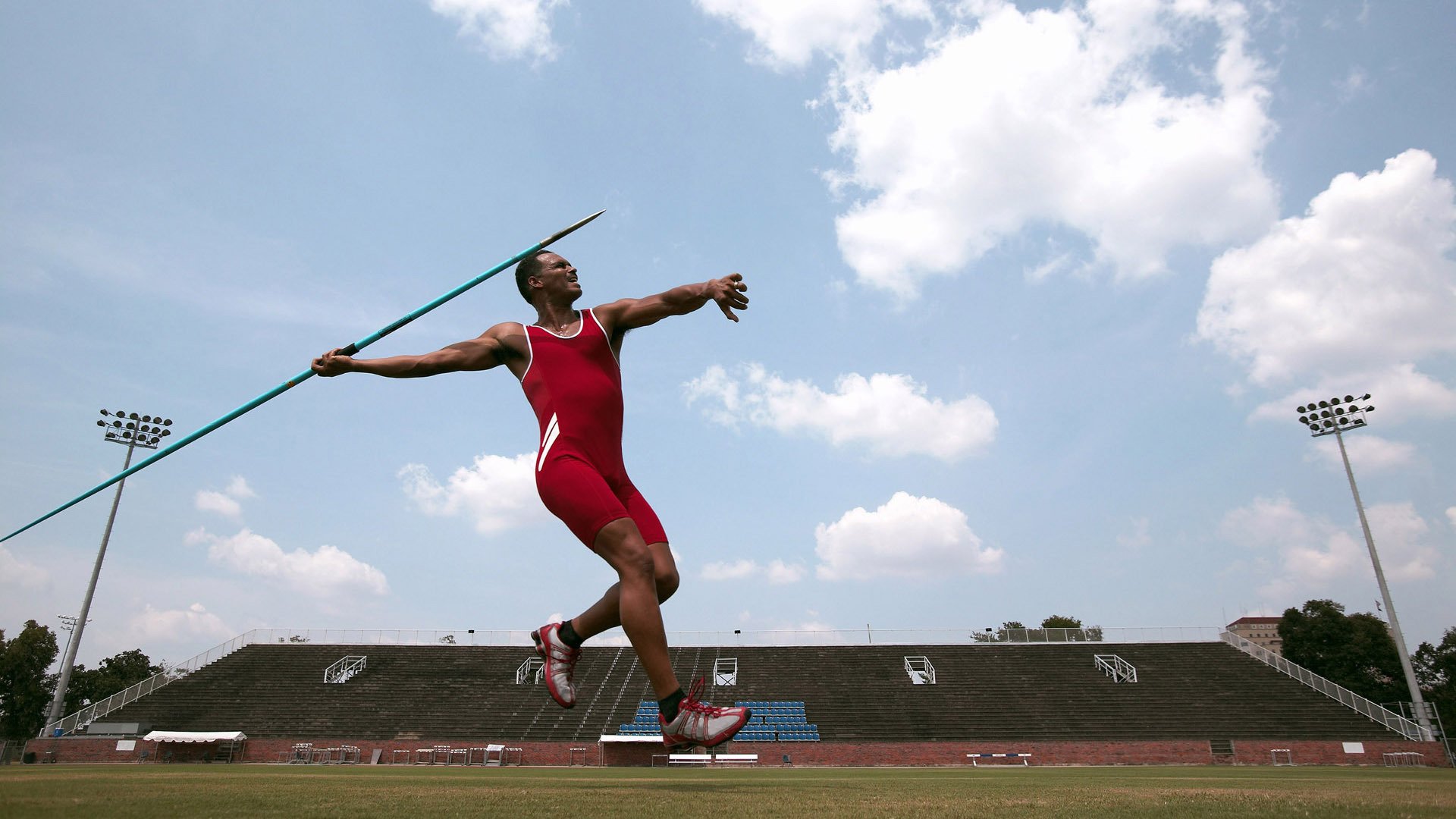 雨夜鏖战，孙兴慜一锤定音，里昂惜败丹麦的背后棋局
